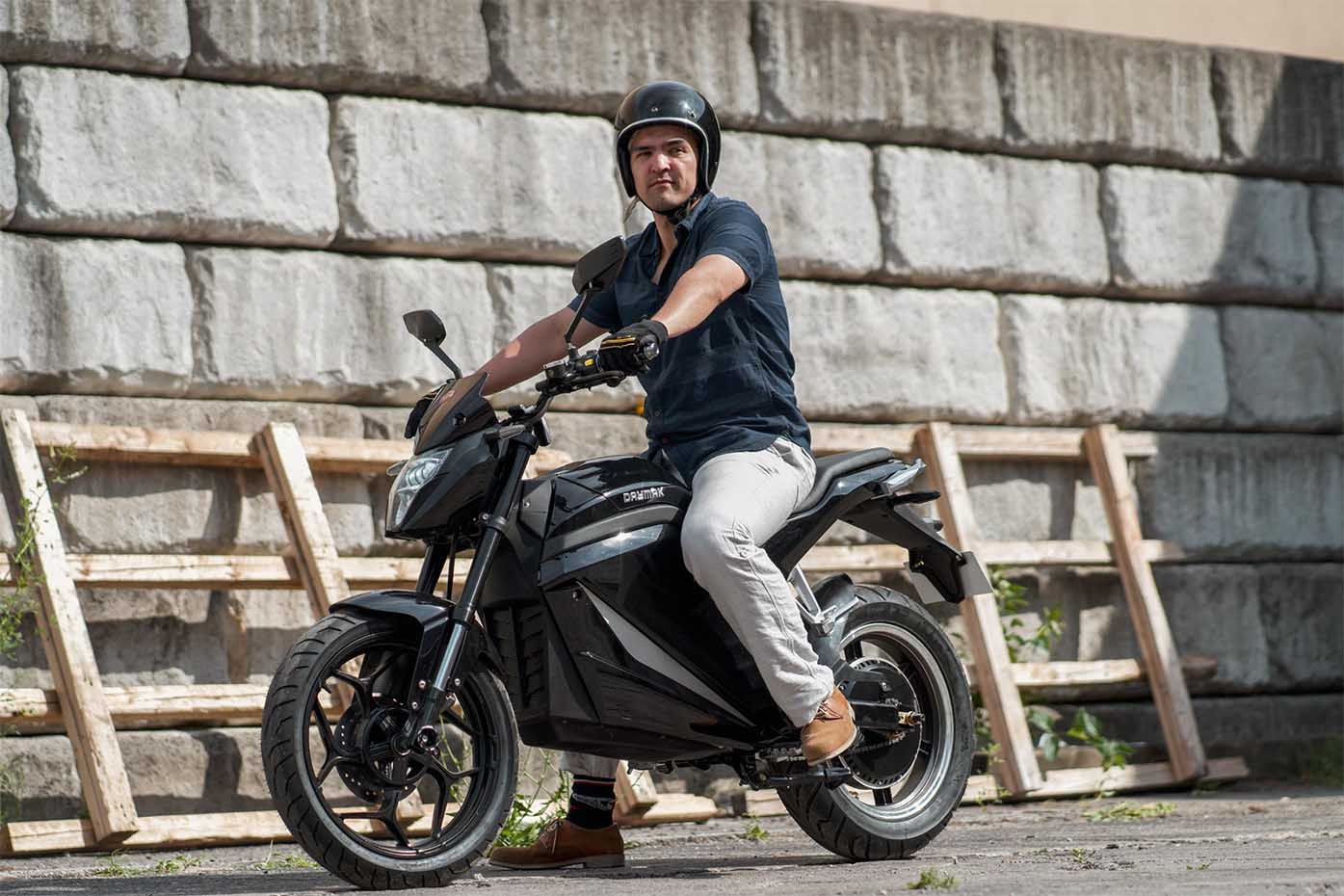 Scooter électrique EM4 aux allures d'une moto sport avec moteur de 500W